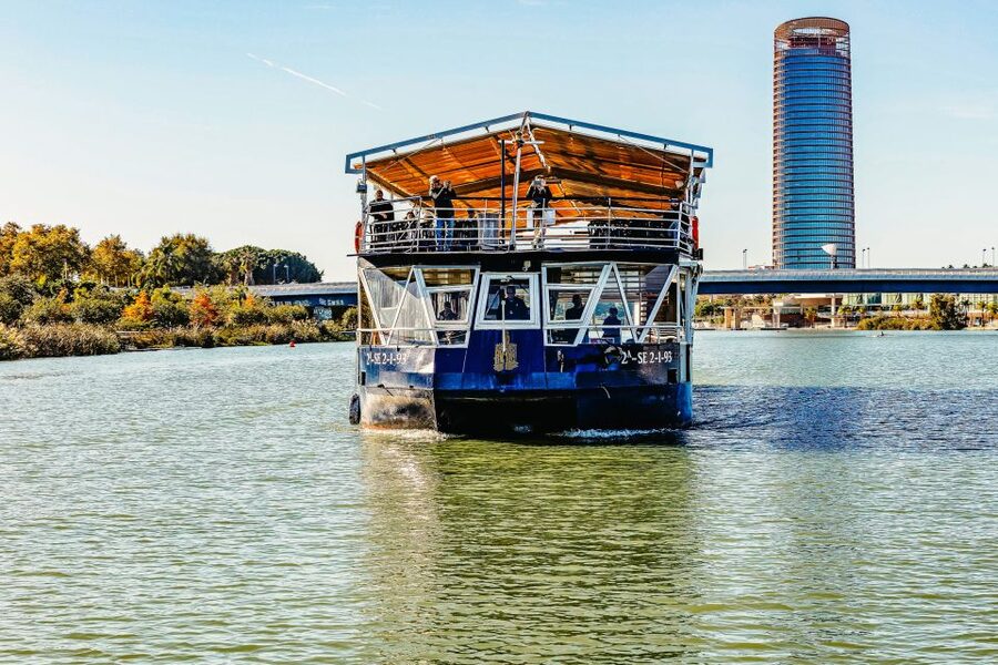 Seville: Guadalquivir River Cruise - Torre del Oro to the first views: getting onboard fast