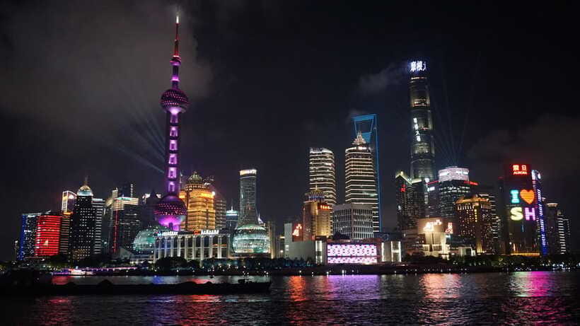 Shanghai Evening Tour: VIP Huangpu River Cruise&City lights - Watching the towers: how to get better photos without stress