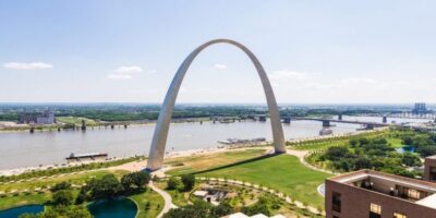 St. Louis: Guided Small Group City Tour with River Cruise - Hotel pickup in a Mercedes Metris: easy start, tight day