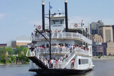 St. Paul Tour & Mississippi River Cruise - The coach loop: State Capitol, a copper-dome cathedral, and Victorian streets
