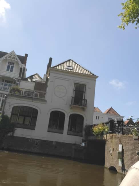 The Hague: Canal Cruise with Live Guide Winter edition - Live guide commentary in Dutch or English (plus local music)