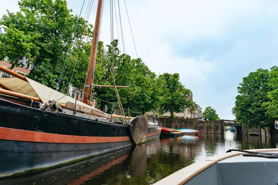 The Hague: Canal Cruise with music from local artists - Price and value: $17 for guide-led sightseeing