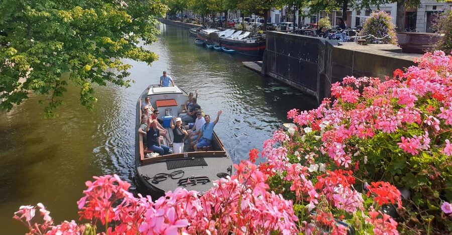 The Hague: City Canal Cruise - Finding Bierkade 19 and settling into the boat vibe