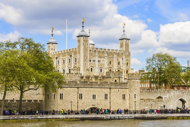 Tower of London with London Hop-On Hop-Off Tour and River Cruise - Audio, free Wi‑Fi, and the headphone reality