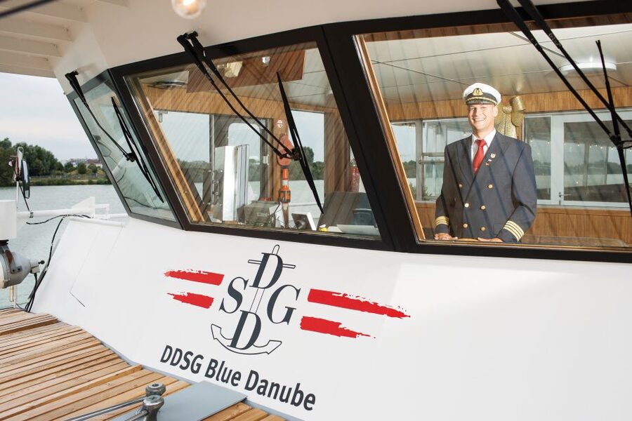 Vienna: 3.5-Hour Grand Danube River Cruise - Food and drinks onboard: what’s included, what costs extra, and how to plan