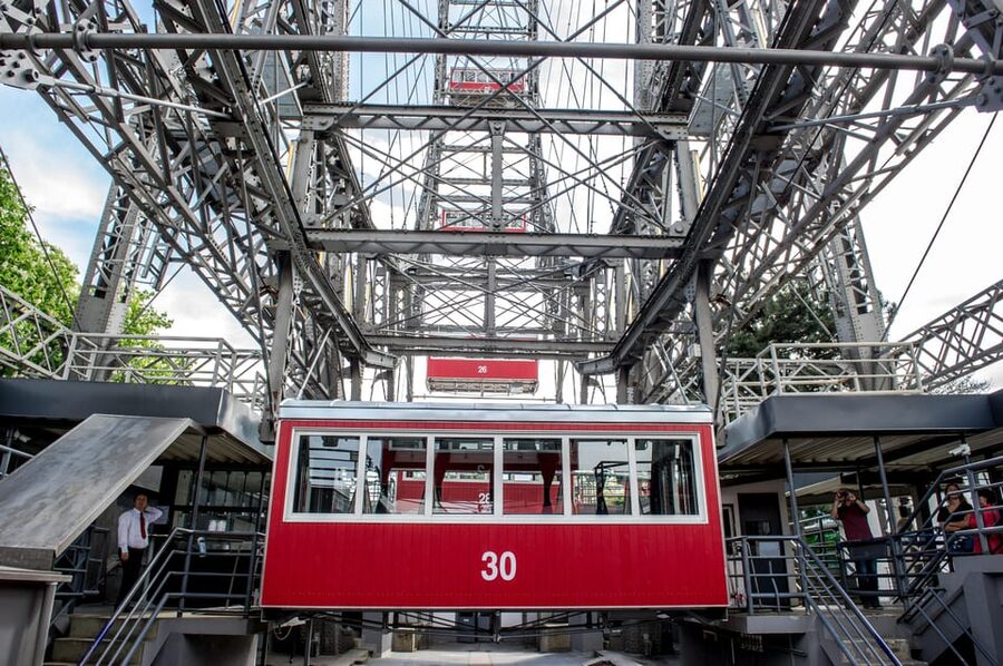 Vienna: Hop-on Hop-off, Ferris Wheel, and River Cruise - Crowds, red/blue routing, and the timing reality