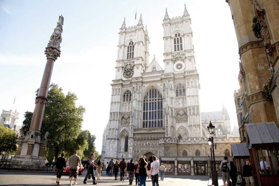 Vintage Double Decker Bus Tour & Thames River Cruise - Buckingham Palace and the Changing of the Guard: make sure you get your spot