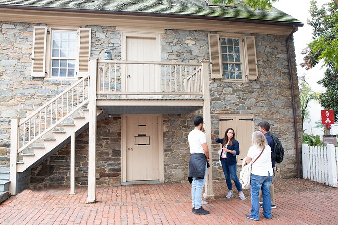 Washington: Potomac River Cruise & Guided Georgetown Walking Tour - Baked & Wired cupcakes: the sweet stop that can change your mood