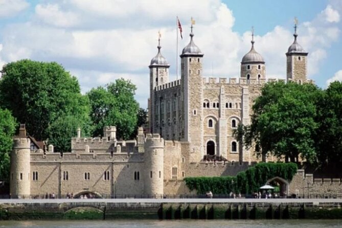 Westminster Walking Tour, River Cruise & Tower of London Entry - Stop 3: Horse Guards Parade and the photo-friendly edge of St. James Park