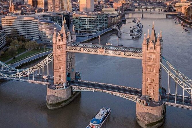 Westminster Walking Tour, River Cruise & Tower of London Entry - Stop 2: Trafalgar Square, fast and iconic