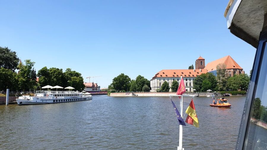 Wrocław: Long City Walk and River Cruise - Meet at Piwnica Świdnicka and get your bearings fast