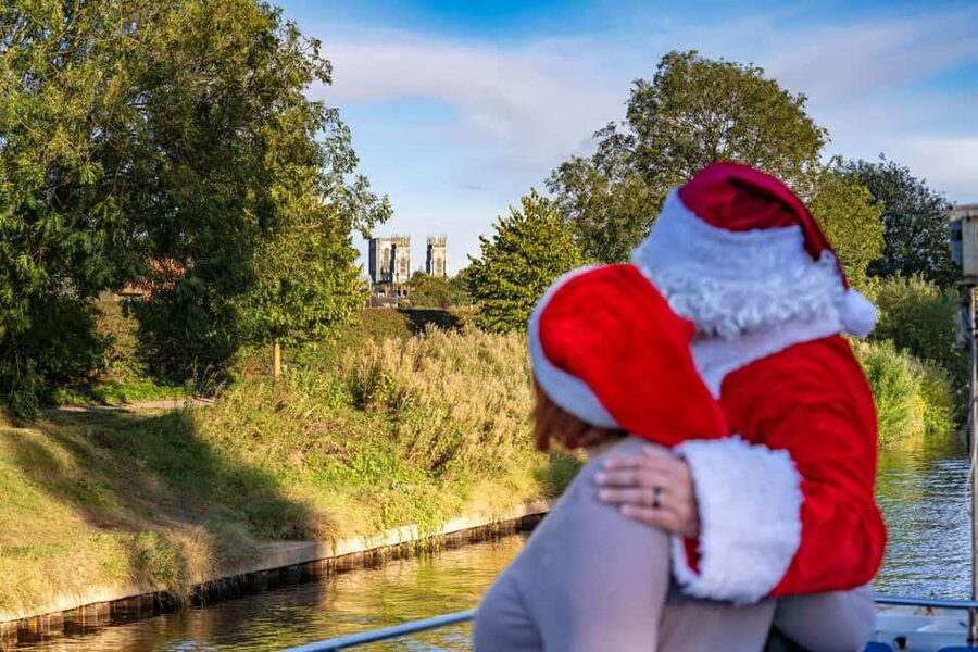 York: Festive River Cruise With Mulled Wine & Mince Pie - The “itinerary” is really the river: how the captain turns views into a story